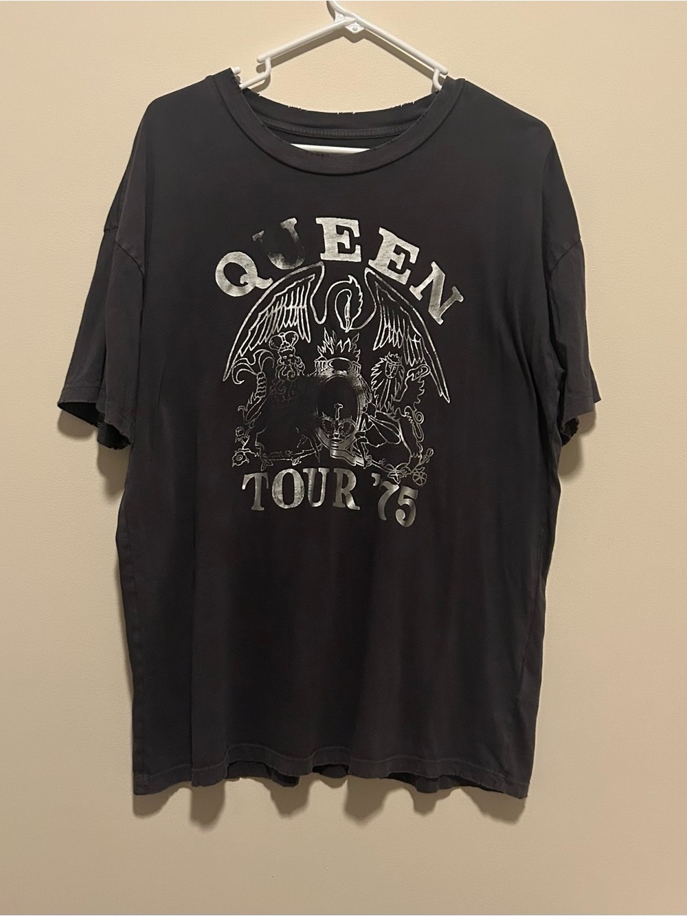 Tailgate Black 'Queen Tour 75' Graphic Tee Womens Small